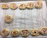 Foto del paso 3 de la receta: Piruletas 🍭 de hojaldre (de lomo🐷y queso 🧀)