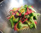 青花菜炒甜椒的食譜步驟2照片