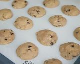 Foto langkah ke 6 dari resep Chewy Chocolate Chips Cookies serta tips pembuatannya.
