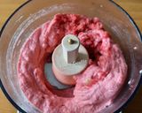 Foto del passaggio 6 della ricetta Finto gelato alla fragola con frutta congelata