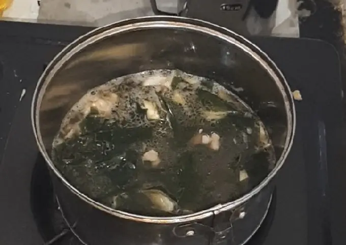Langkah-langkah untuk membuat Cara membuat Sup Rumput Laut Korea (Miyeokguk) | resep simpel rumahan