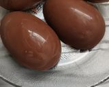 Foto del paso 3 de la receta: Huevos de pascuay conejitos 🍫🥚 🐰