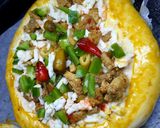 صورة لخطوة 3 من وصفة بيتزا المطاعم ب صلصة البافلو وصلصة الرانش