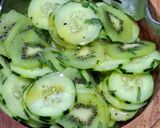 Foto del paso 5 de la receta: Ensalada de pepino con kiwi
