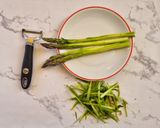 Foto del passaggio 2 della ricetta Piadina con Asparagi, Stracchino e Speck Croccante