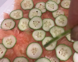 Foto del paso 2 de la receta: Carpaccio de tomate con mojama y caviaroli de guindilla