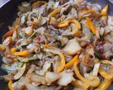 Foto del paso 3 de la receta: Salteado de vegetales y manzana🍎🧅🥯