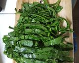Hình bước làm 2 của món Cháo Lươn rau mồng tơi cho bé