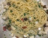 Foto del passaggio 3 della ricetta Spaghetti in padella 43 olive e baccalà