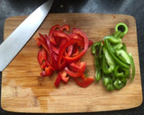 Foto del paso 3 de la receta: Pasta en salsa de pimientos con polvo de jamón serrano