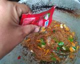 Foto langkah ke 5 dari resep Bihun Goreng Kecap.