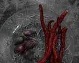 Foto langkah ke 2 dari resep Sambal asem ikan teri mentah.