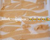 Foto del passaggio 3 della ricetta Chiacchiere e chiacchiere di carnevale con glassa al cioccolato 👩🍳🌍🇮🇹🏡🎭🎭🎭🎭🎭