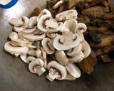 Foto del paso 6 de la receta: Hongos de pino (callampas) con champiñones París
