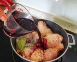 Foto del paso 3 de la receta *Pollo al vino aromatizado a la menta*