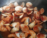 Foto del paso 6 de la receta: Almejas y langostinos con guisantes en salsa picante