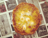 Foto del paso 2 de la receta: Pizza con salsa napolitana bacon, jamón dulce y huevos de codorniz