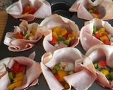 Foto del paso 1 de la receta: Cestitas de jamón dulce, huevo y colorido