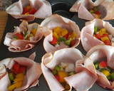Foto del paso 1 de la receta: Cestitas de jamón dulce, huevo y colorido