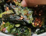 Foto langkah ke 4 dari resep Crispy Kale with Oregano.