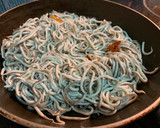 Foto del paso 5 de la receta: Coca con masa de tinta de calamar y gulas del norte al ajillo