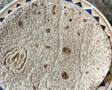Φωτογραφία βήματος 1 της συνταγής Tortilla wraps- τυρί κρέμα, μαρούλι, χοιρομέρι, χαλούμι