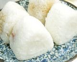 A picture of step 3 of Sauteed rice ball, with oil and soy sauce.