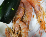 Foto del paso 1 de la receta: Espaguetis con tinta, y gambas con calabacín