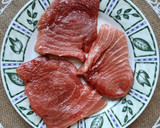 Foto del paso 1 de la receta: Filetes de atún con cebolla caramelizada y semillas de linaza