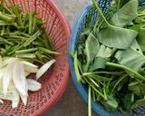 Foto langkah ke 1 dari resep Oseng Kangkung Bumbu Belacan.
