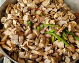 A picture of step 3 of Mushrooms and Asparagus with Bacon.