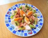 Foto del paso 5 de la receta: Finísimo de pechuga de pavo con huevo y kiwi con lluvia de pimienta y pimentón