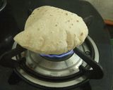 A picture of step 5 of Phulka Roti.