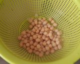 Foto del paso 1 de la receta: Ensalada de garbanzos con atún y queso feta aliñados a la soja