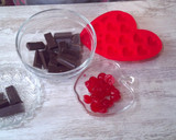 Foto del paso 1 de la receta: Bombones de chocolate con cerezas en forma de corazón
