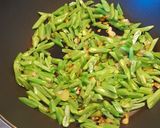 A picture of step 4 of Stringbeans with vegan balls and Blackwell sauce.