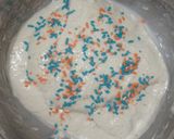 Foto langkah ke 5 dari resep Blue-Orange Sprinkles Sourdough Bread.