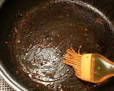 Foto del paso 14 de la receta: Choquitos a la plancha en su tinta, con aceite de ajo y perejil
