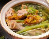 Hình bước làm 3 của món Cơm nhà có món gà và có nhiều hoa
