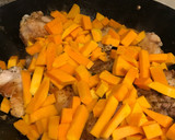 Foto del paso 2 de la receta: Pollo con fideitos en salsa de calabaza y champiñones 🍄 Todo en la misma sartén o wok! Sin ensuciar!