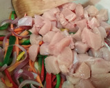 Foto del paso 3 de la receta: Verduras salteadas con pollo y arroz blanco!! 🥙