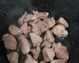 Foto del paso 1 de la receta: Estofado de pavo con patatas