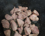 Foto del paso 1 de la receta: Estofado de pavo con patatas