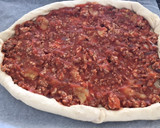 Foto del paso 6 de la receta: Pizza boloñesa con bordes de queso y masa casera