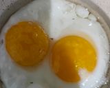 Foto langkah ke 3 dari resep Nasi Telur Ceplok with Scallion Oil.