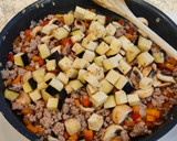 Foto del paso 5 de la receta: Salteado de carne picada, calabacín, champiñones y berenjena