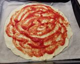 Foto del paso 2 de la receta: Pizza de Salmón ahumado con Perlas de Bogavante