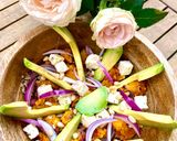 Une image de l'étape 6 de Salade de quinoa à la patate douce rôtie au miel, avocat, feta, oignons rouges et pignons.