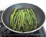 Foto del paso 11 de la receta: Filetes de atún plancha con espárragos trigueros
