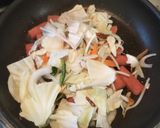 A picture of step 5 of Stir-Fried Udon with Spam and Mixed Vegetables.